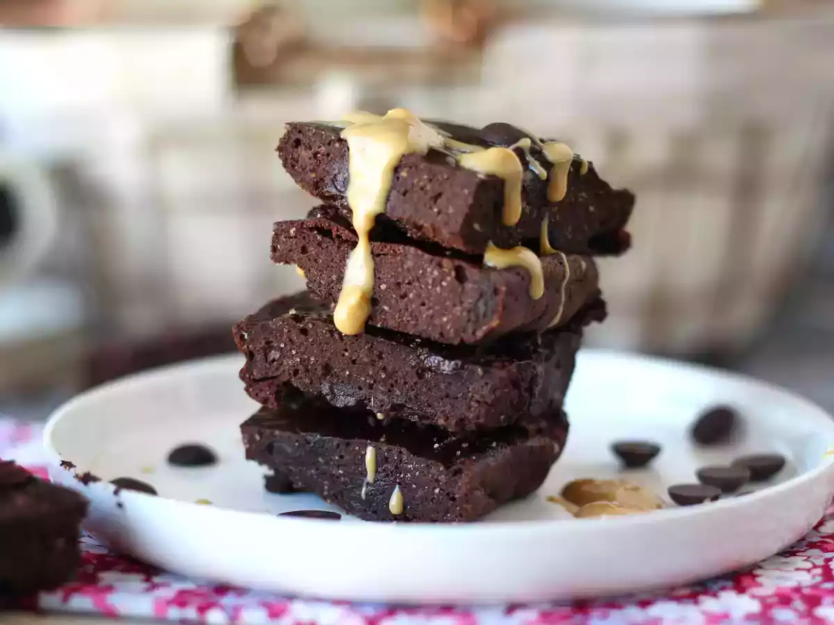Peynir altı suyu içeren proteinli brownie, doğal glütensiz