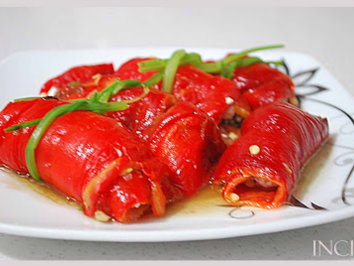Peynirli kırmızı biber sarma