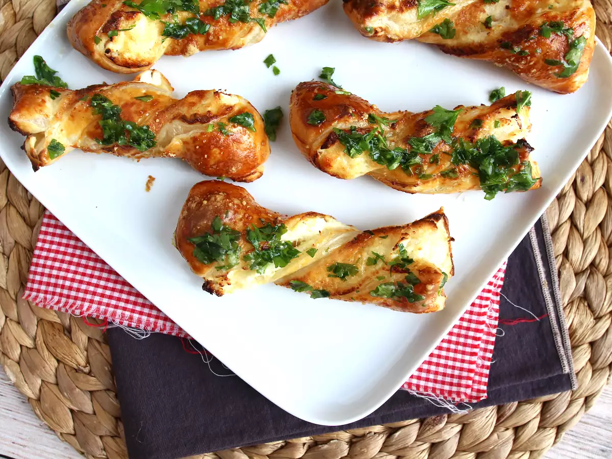 Peynirli ve maydanozlu milföy hamuru kıvrımları: aperatif için bir zorunluluk - fotoğraf 5