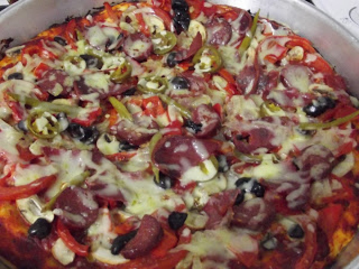 PİZZA PASTIRMALI SUCUKLU KARAMELİZE SOĞANLI
