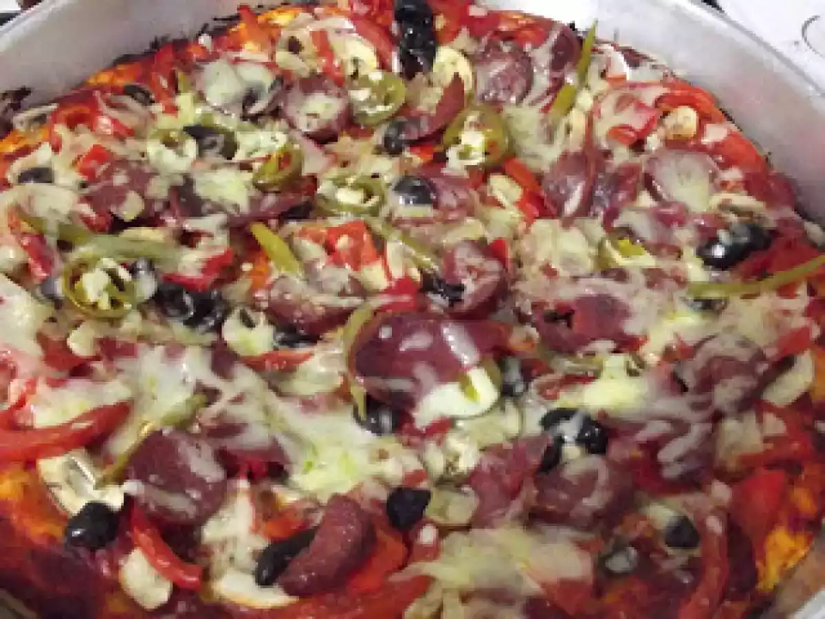 PİZZA PASTIRMALI SUCUKLU KARAMELİZE SOĞANLI