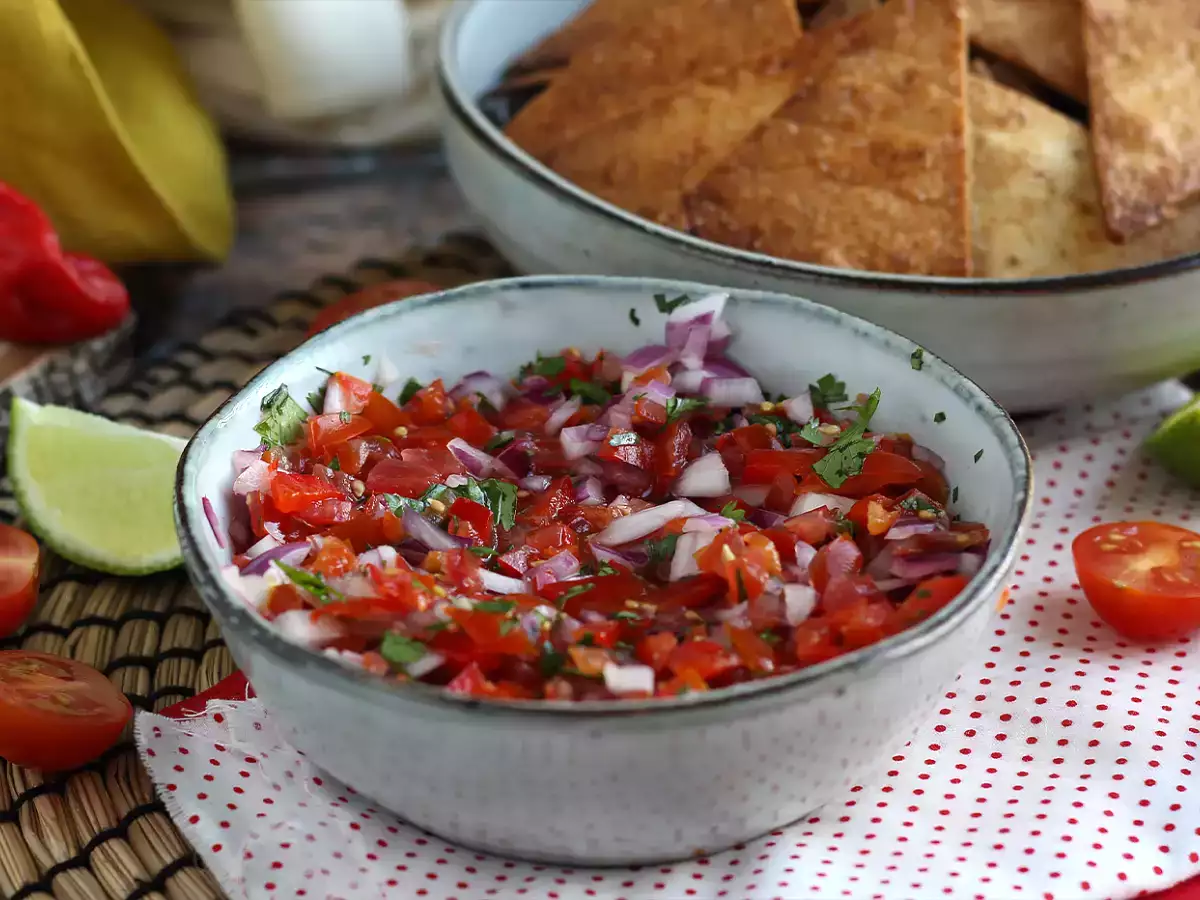 Pico de gallo ve ev yapımı tortilla cipsi - fotoğraf 3