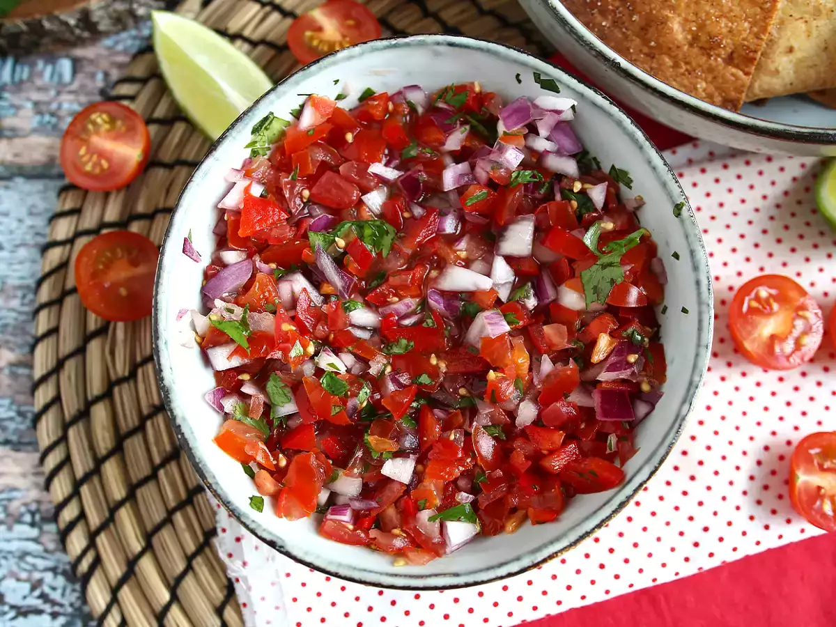 Pico de gallo ve ev yapımı tortilla cipsi - fotoğraf 6