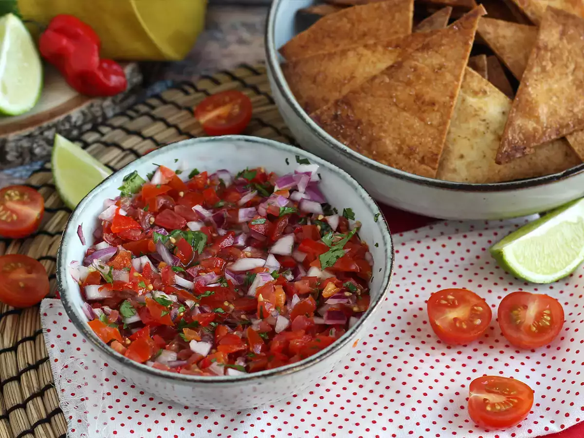 Pico de gallo ve ev yapımı tortilla cipsleri