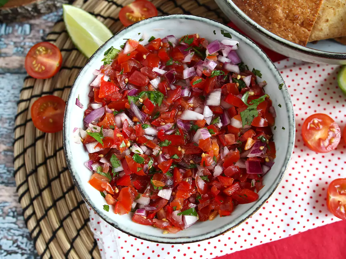 Pico de gallo ve ev yapımı tortilla cipsleri - fotoğraf 6