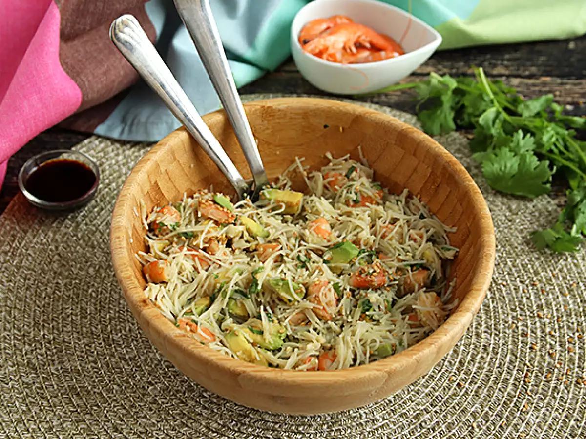 Pirinç Erişteli, Karidesli, Avokadolu, Yumurtalı ve Kişnişli Salata