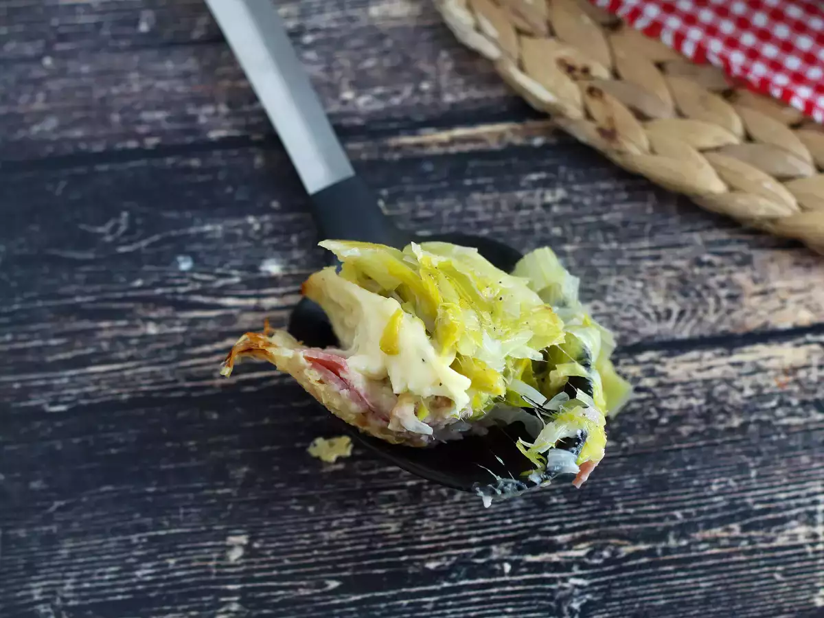 Pişmiş jambon ve peynirli pırasa graten - fotoğraf 4