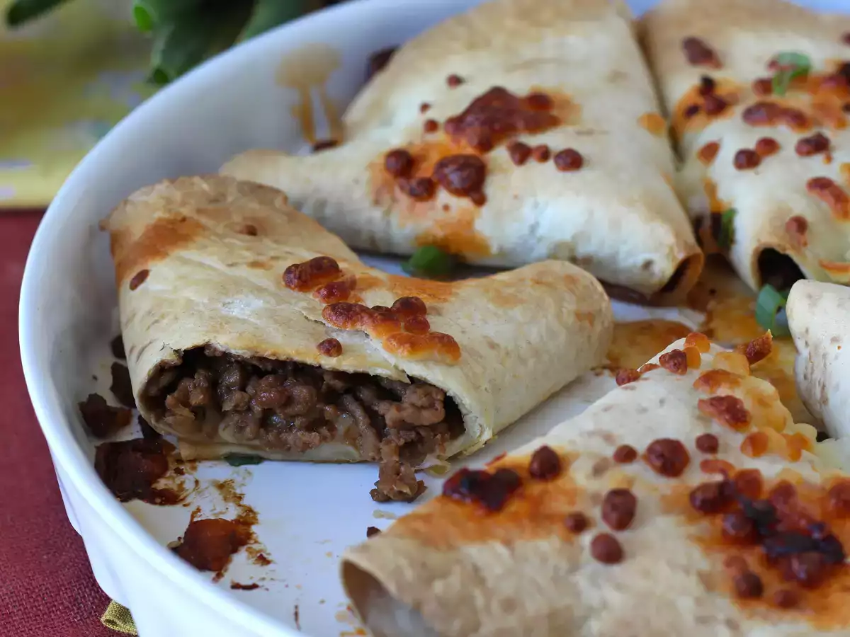 Quesadillas ve baharatlı sığır eti dolgulu fırında pişmiş tortillalar - fotoğraf 3