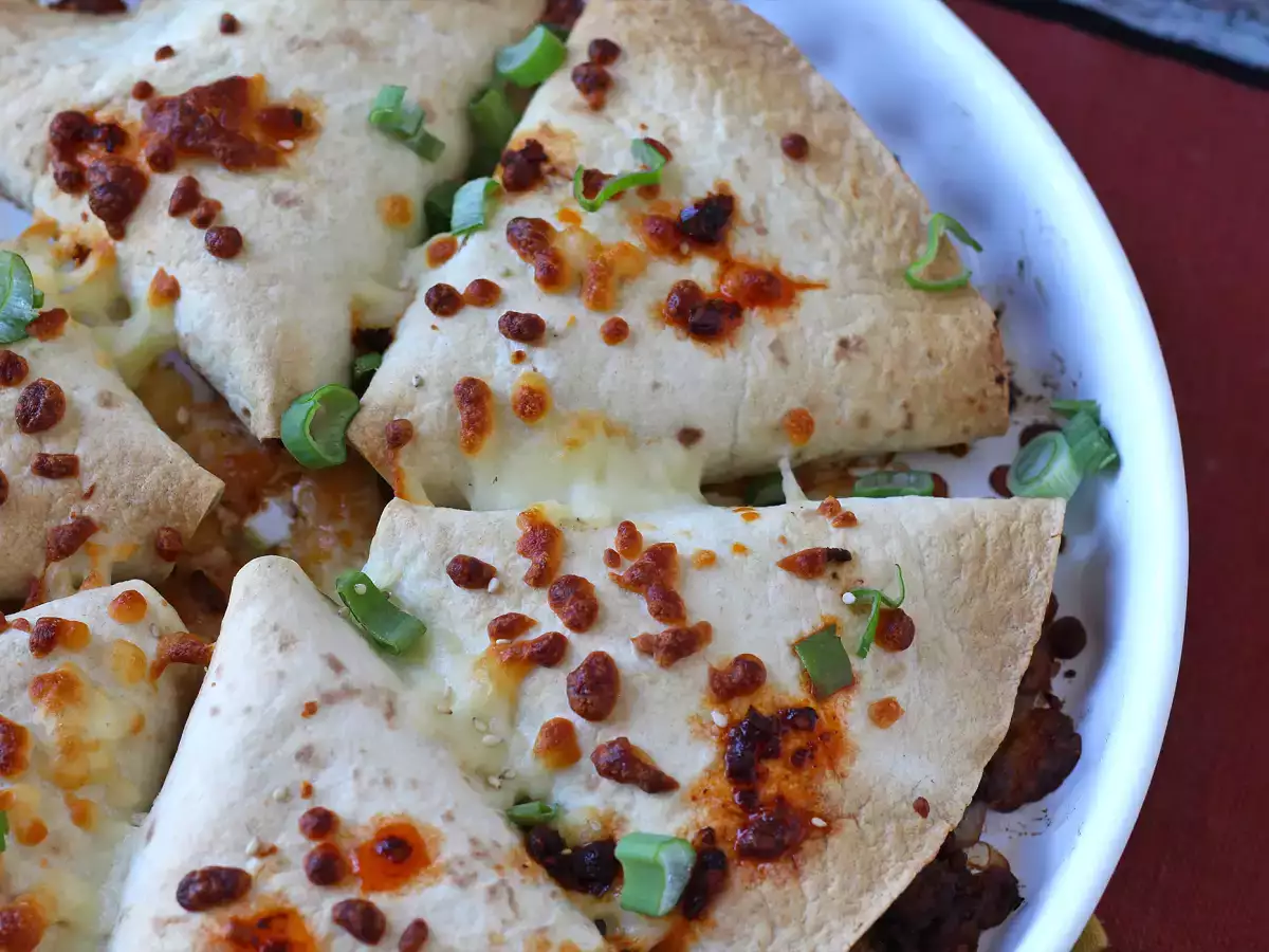 Quesadillas ve baharatlı sığır eti dolgulu fırında pişmiş tortillalar - fotoğraf 5