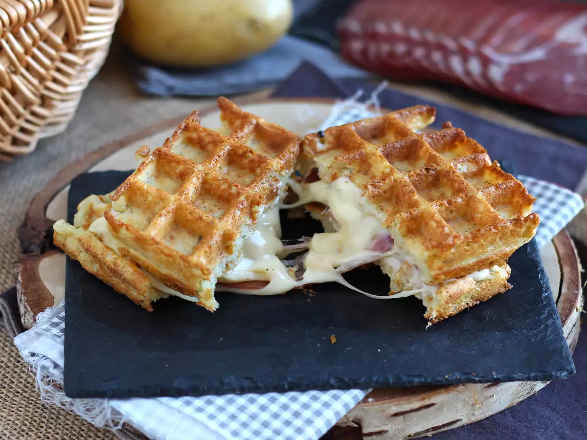 Raclette ile patatesli waffle sandviç, nihai konfor yiyeceği
