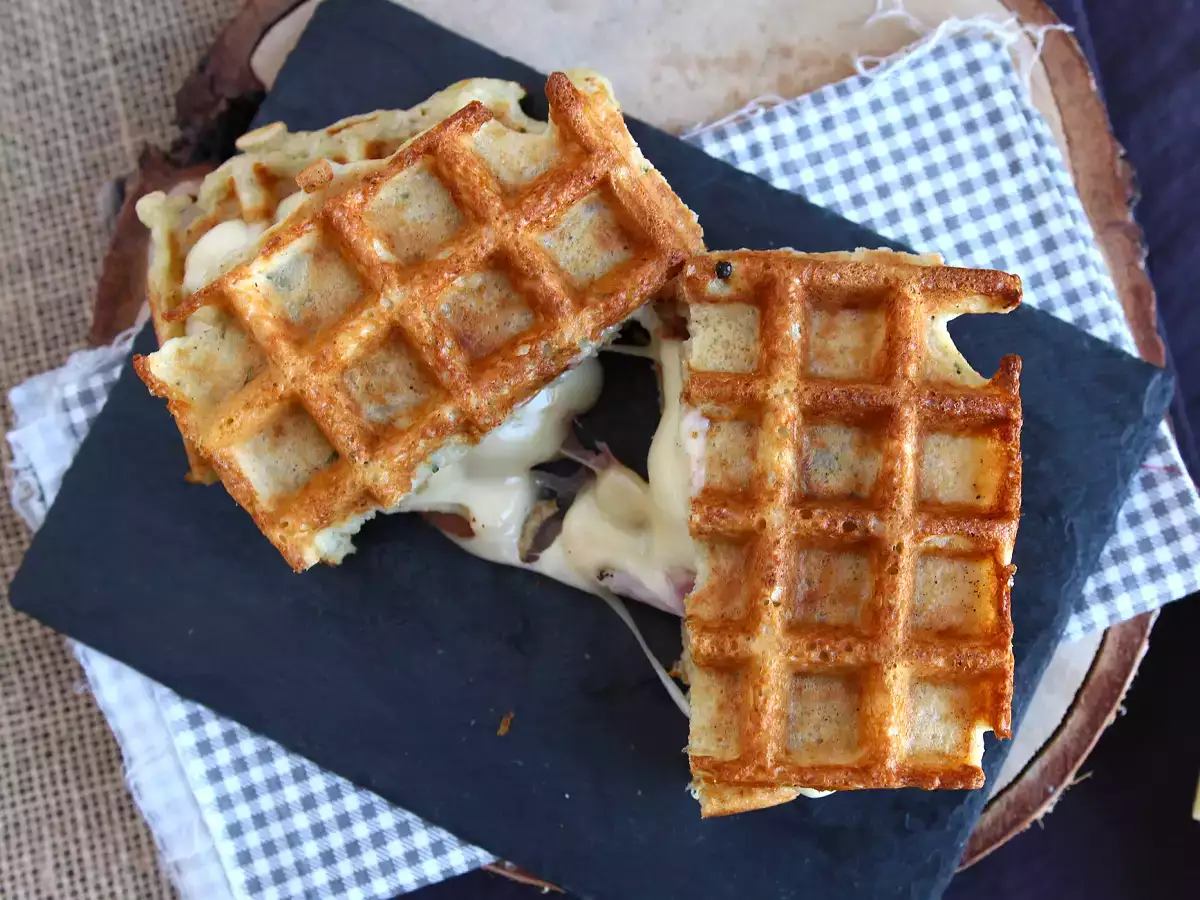 Raclette ile patatesli waffle sandviç, nihai konfor yiyeceği - fotoğraf 2