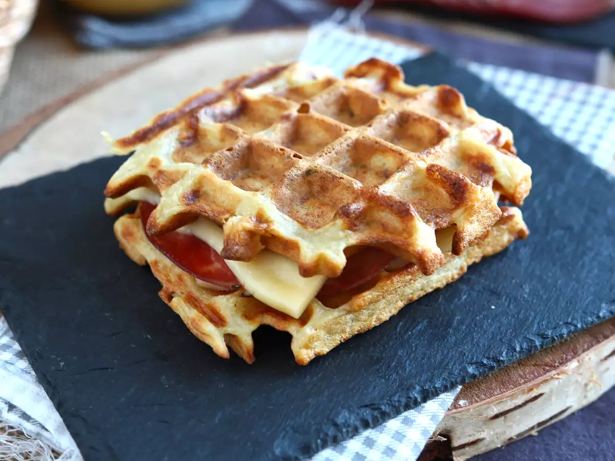 Raclette ile patatesli waffle sandviç, nihai konfor yiyeceği - fotoğraf 3