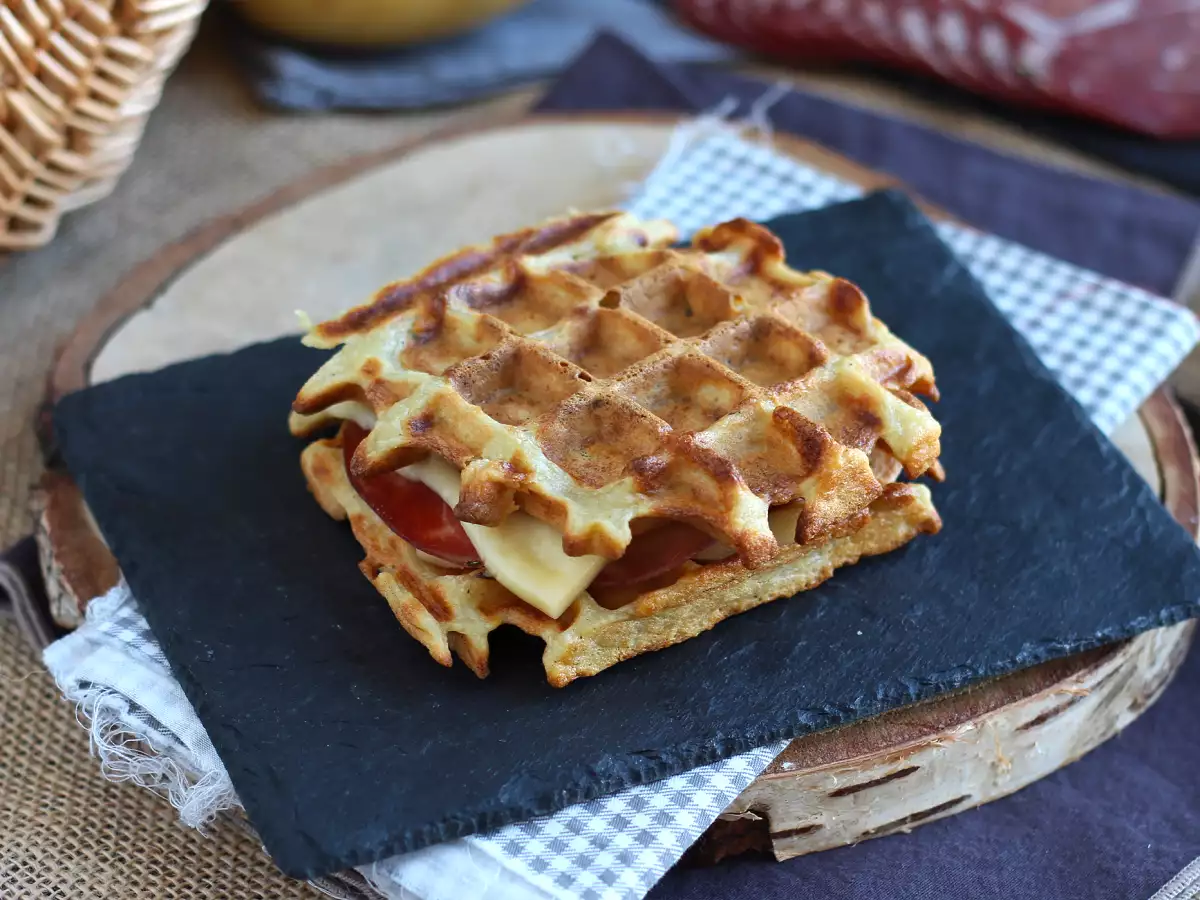 Raclette ile patatesli waffle sandviç, nihai konfor yiyeceği - fotoğraf 5