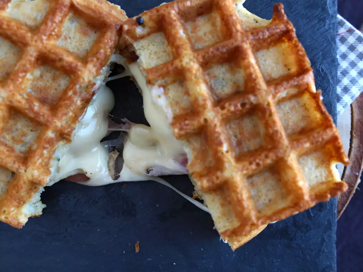 Raclette ile patatesli waffle sandviç, nihai konfor yiyeceği - fotoğraf 6