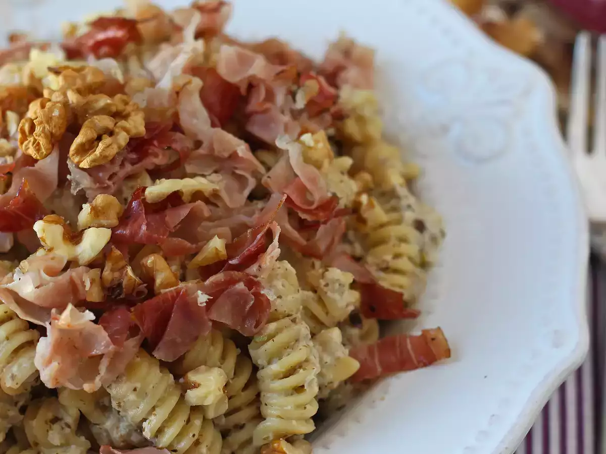 Radicchio, çıtır speck ve cevizli kremalı makarna: hızlı ve nefis tarif - fotoğraf 3