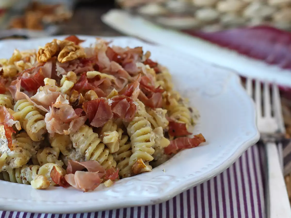 Radicchio, çıtır speck ve cevizli kremalı makarna: hızlı ve nefis tarif - fotoğraf 4
