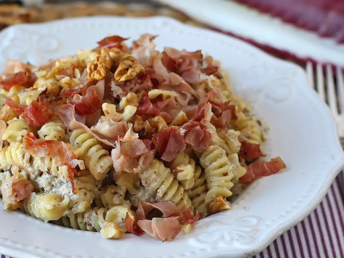 Radicchio, çıtır speck ve cevizli kremalı makarna: hızlı ve nefis tarif - fotoğraf 5
