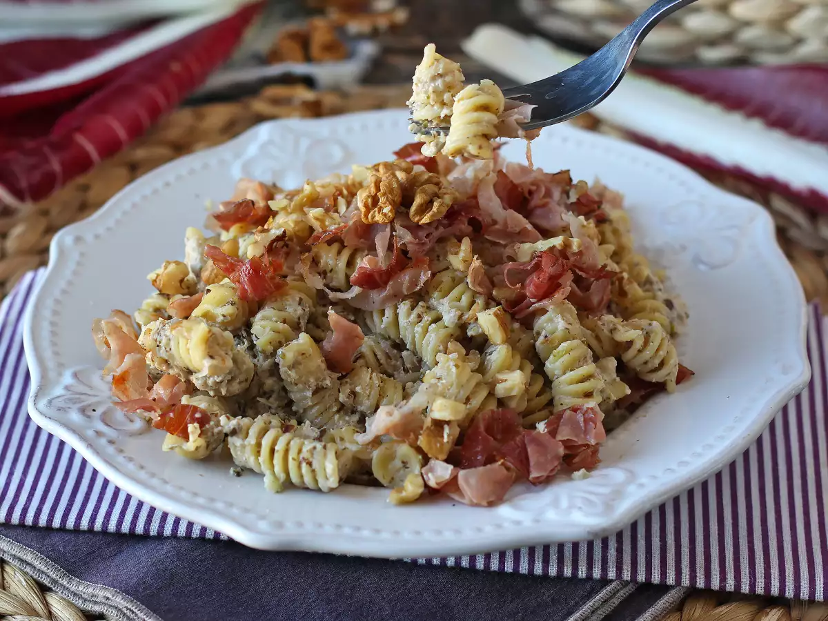 Radicchio, çıtır speck ve cevizli kremalı makarna: hızlı ve nefis tarif - fotoğraf 6