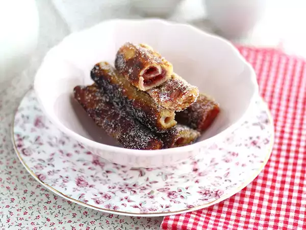Reçelli ekmek sarması