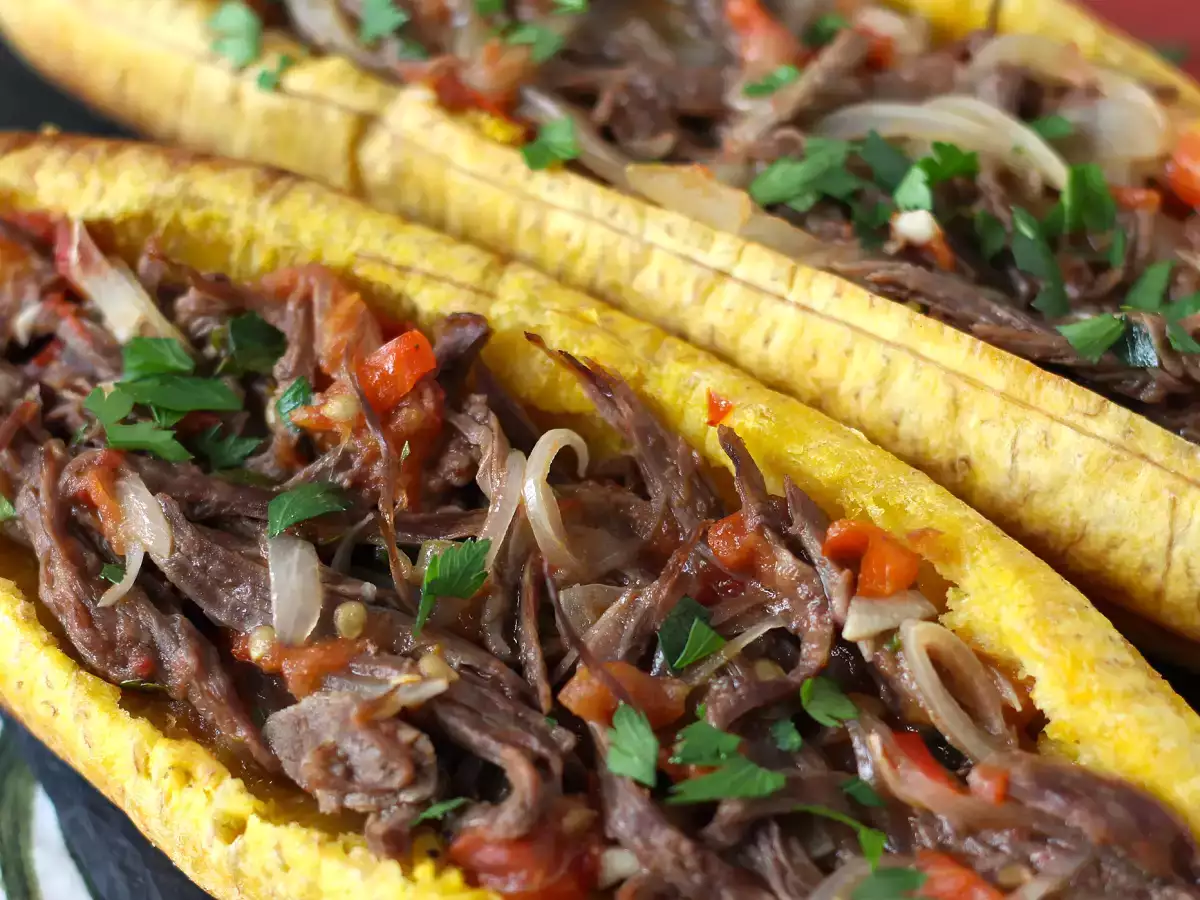 Rendelenmiş et ve rendelenmiş peynir ile doldurulmuş muz - fotoğraf 2