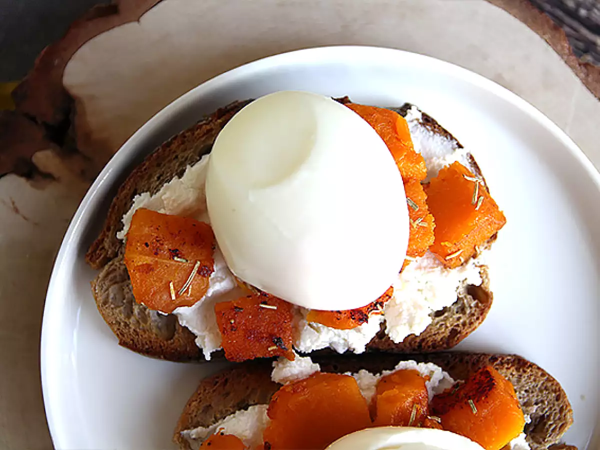 Ricotta, balkabağı ve yumurtalı açık sandviç - fotoğraf 3