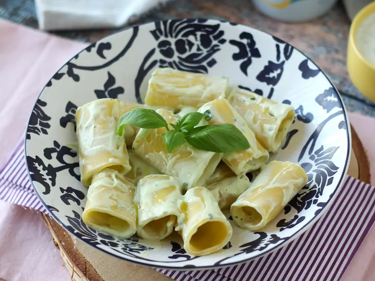 Ricotta kremalı ve fesleğenli makarna