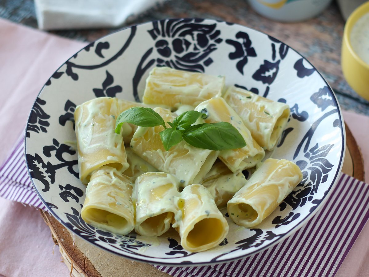 Ricotta kreması ve fesleğenli makarna