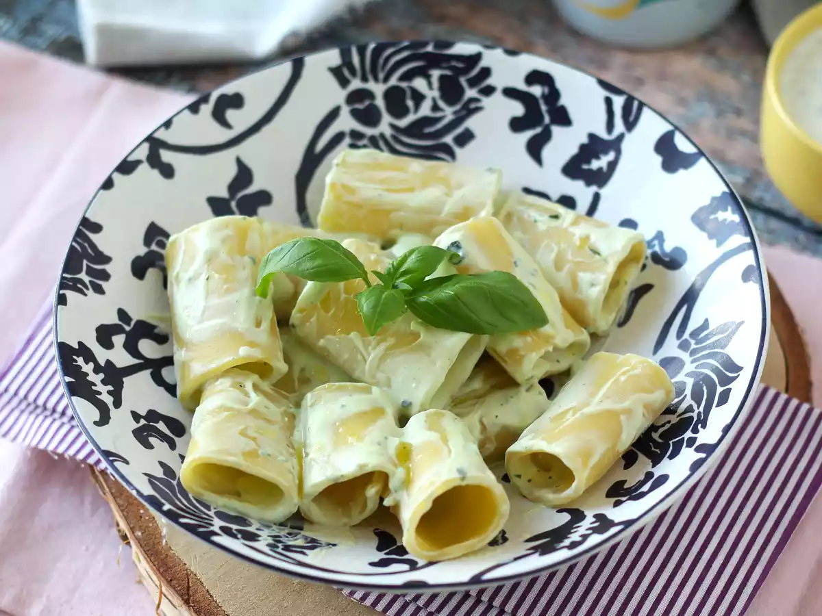 Ricotta kreması ve fesleğenli makarna