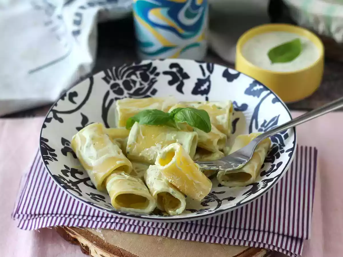 Ricotta kreması ve fesleğenli makarna - fotoğraf 2