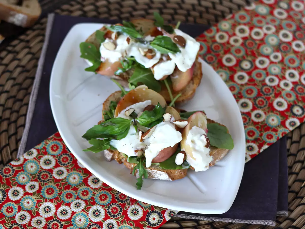 Roka, közlenmiş şeftali ve burratalı bruschetta: nefis bir tatlı-tuzlu lezzet!