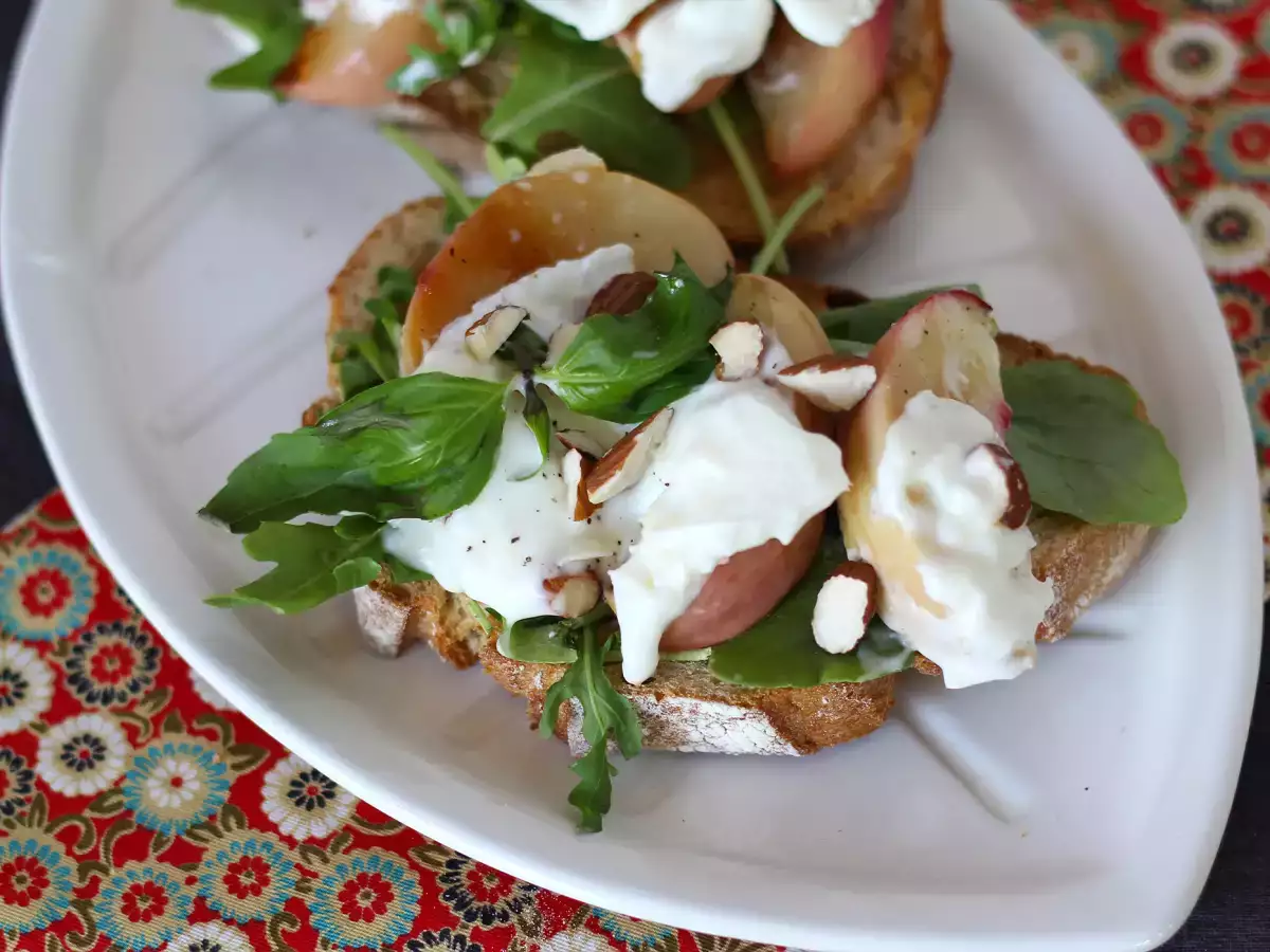 Roka, közlenmiş şeftali ve burratalı bruschetta: nefis bir tatlı-tuzlu lezzet! - fotoğraf 3