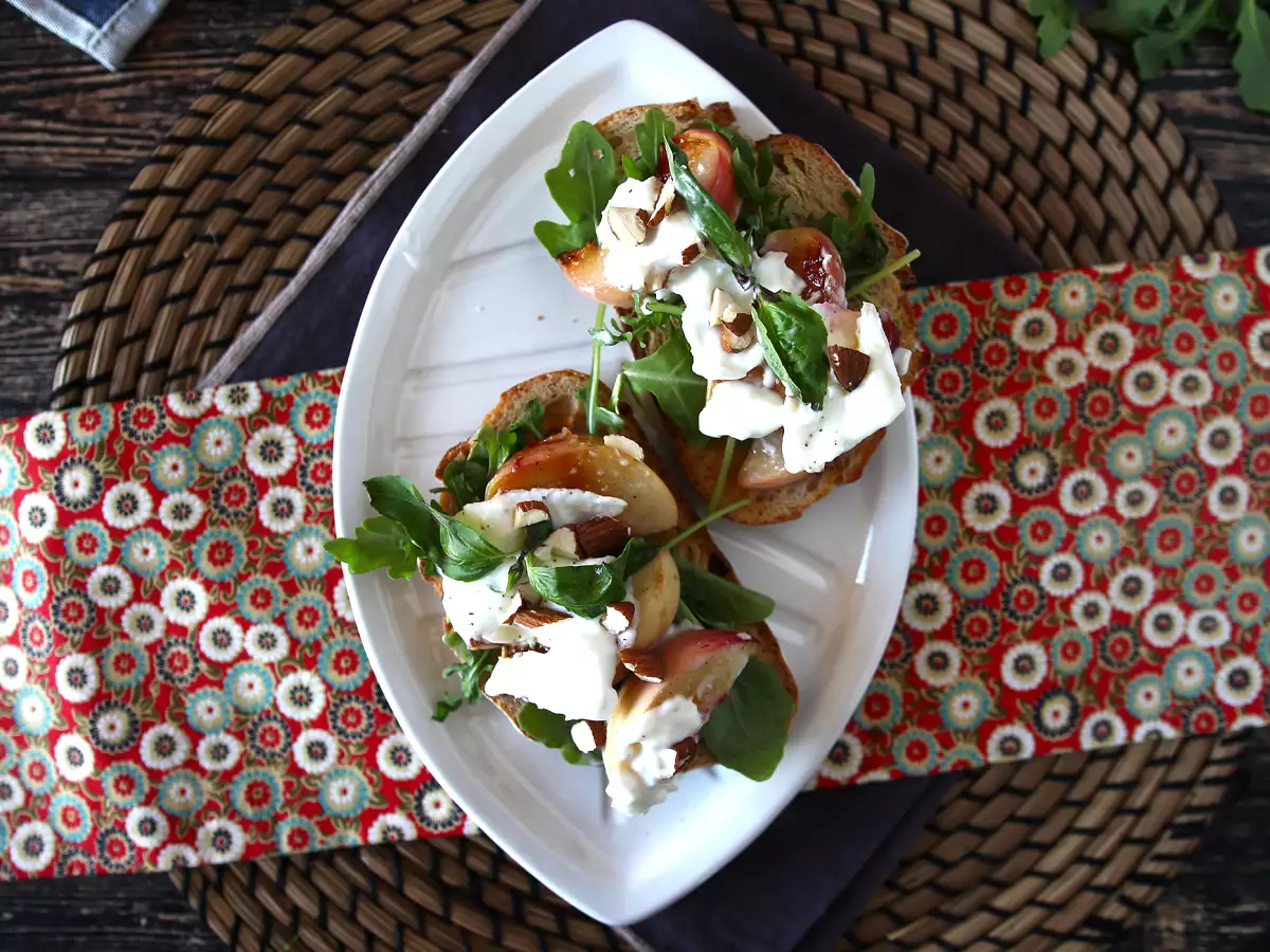 Roka, közlenmiş şeftali ve burratalı bruschetta: nefis bir tatlı-tuzlu lezzet! - fotoğraf 4