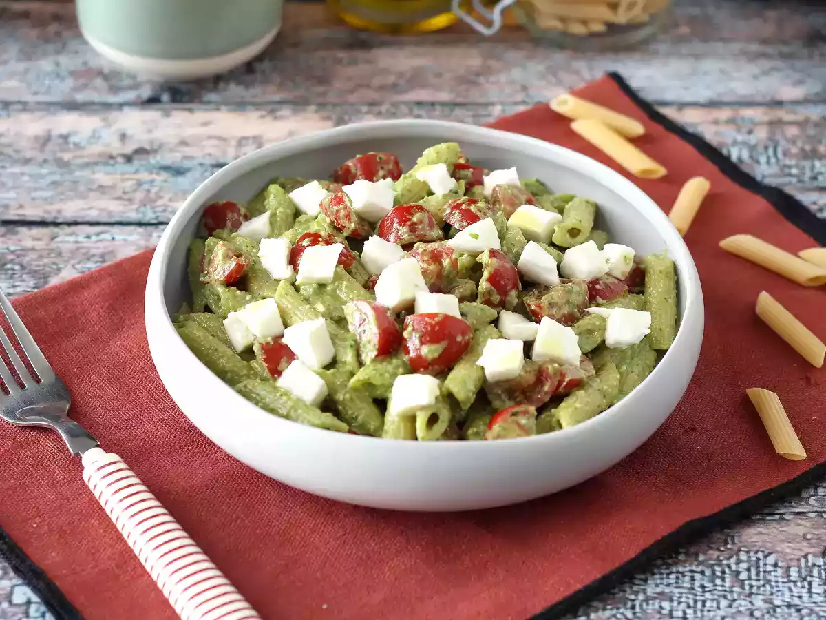 Roka pesto, çeri domates ve mozzarellalı soğuk makarna: taze ve hızlı yaz tarifi