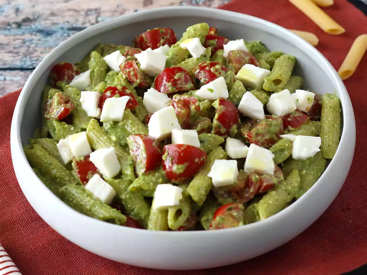 Roka pesto, çeri domates ve mozzarellalı soğuk makarna: taze ve hızlı yaz tarifi - fotoğraf 2