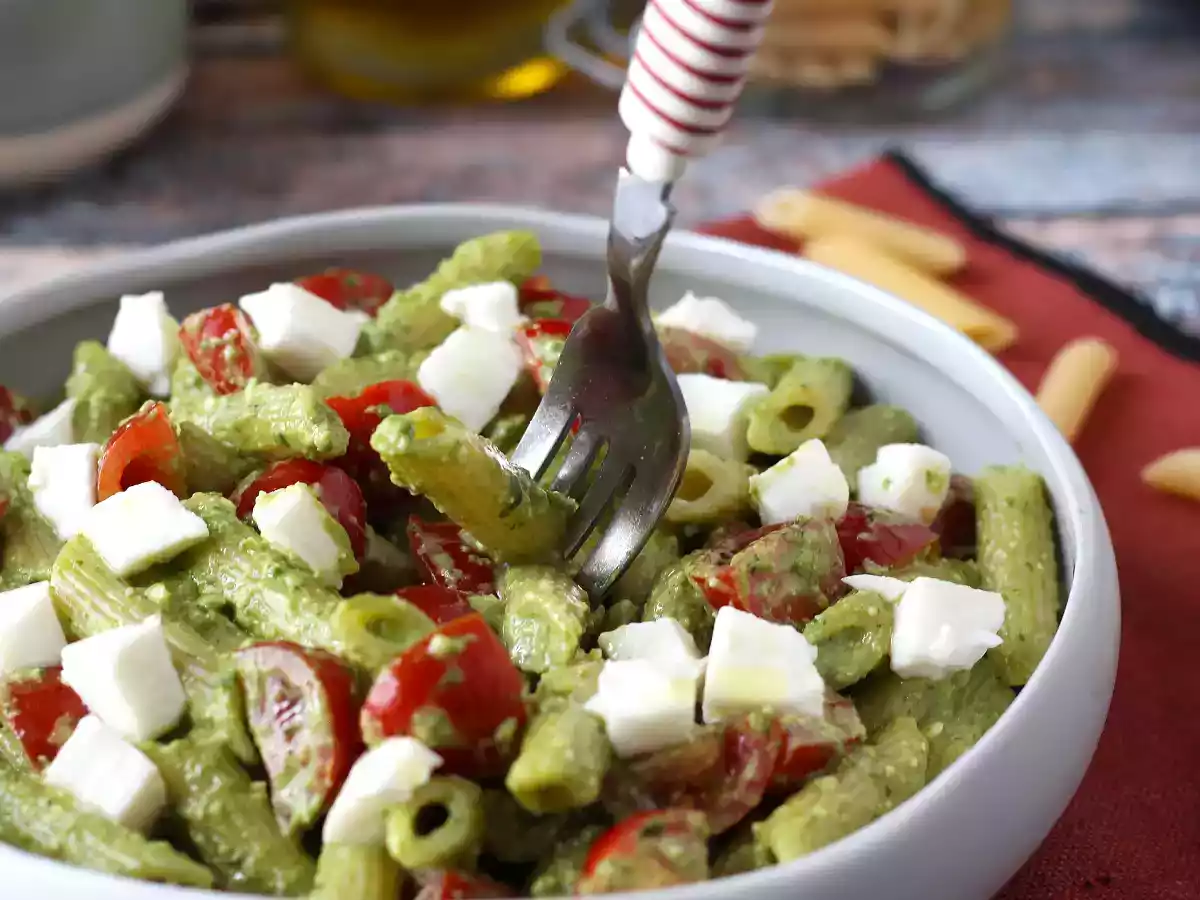 Roka pesto, çeri domates ve mozzarellalı soğuk makarna: taze ve hızlı yaz tarifi - fotoğraf 3
