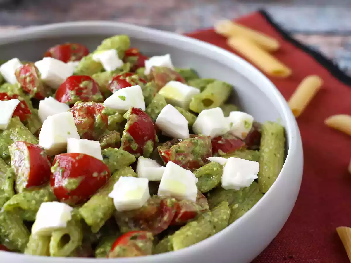 Roka pesto, çeri domates ve mozzarellalı soğuk makarna: taze ve hızlı yaz tarifi - fotoğraf 4