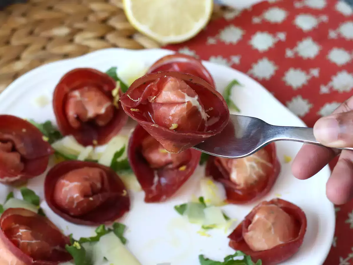 Roka ve ricotta peyniri ile doldurulmuş tortelloni di bresaola: lezzetli ve 10 dakikada hazır! - fotoğraf 2