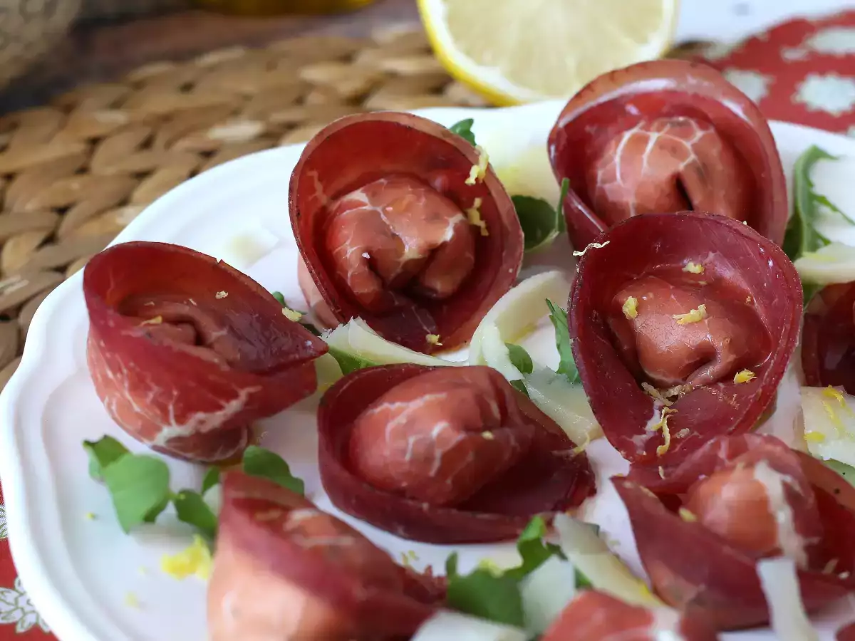 Roka ve ricotta peyniri ile doldurulmuş tortelloni di bresaola: lezzetli ve 10 dakikada hazır! - fotoğraf 3