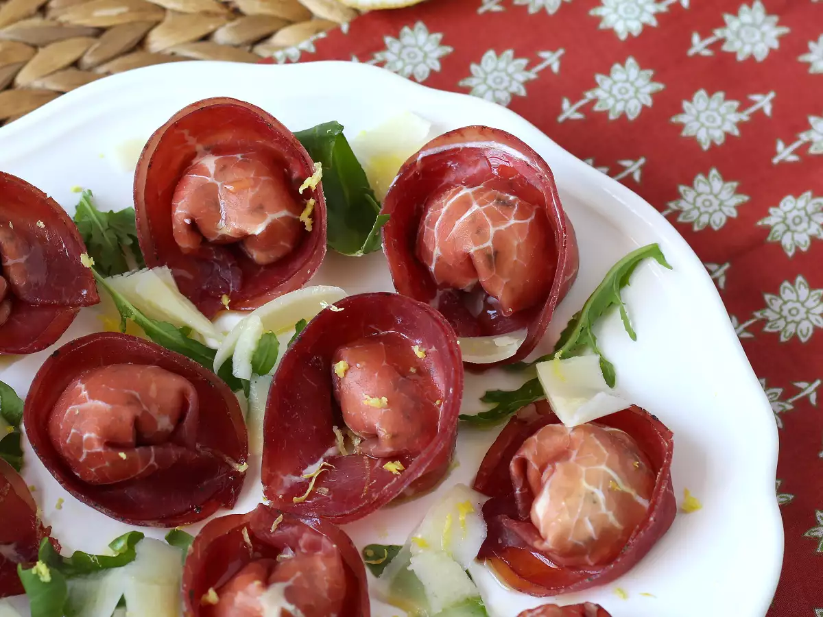 Roka ve ricotta peyniri ile doldurulmuş tortelloni di bresaola: lezzetli ve 10 dakikada hazır! - fotoğraf 5