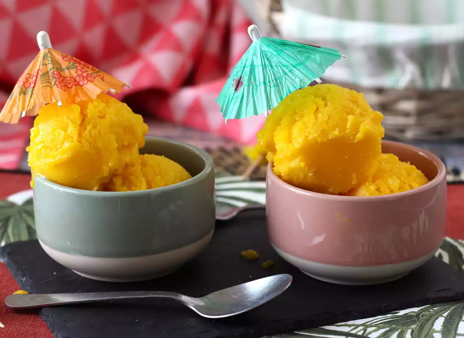 Sadece 3 malzemeli mango ve misket limonu sorbesi, 5 dakikada yemeye hazır!