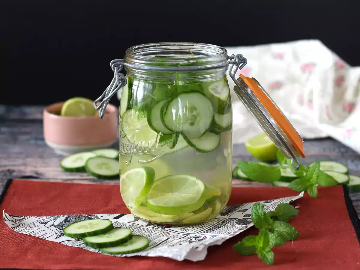 Salatalık, misket limonu, nane ve zencefil aromalı su