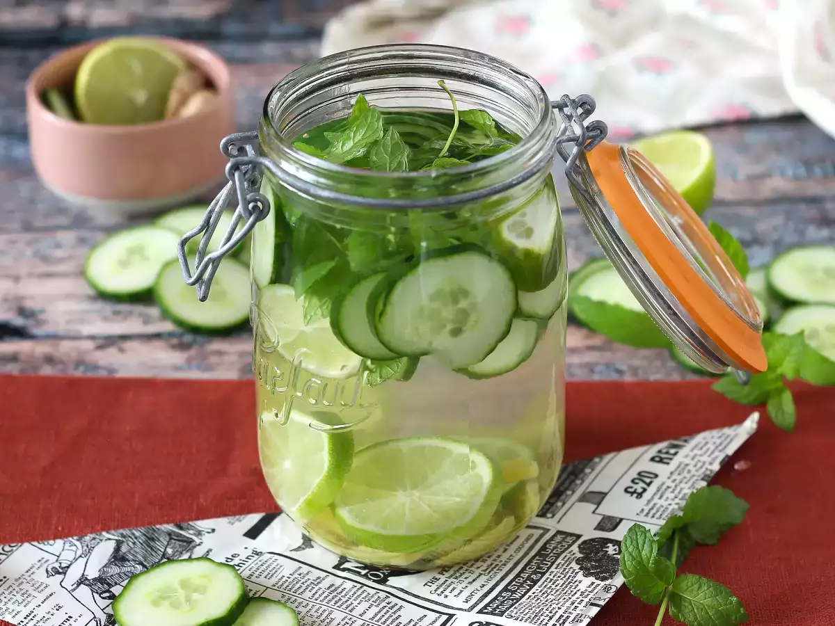 Salatalık, misket limonu, nane ve zencefil aromalı su - fotoğraf 3