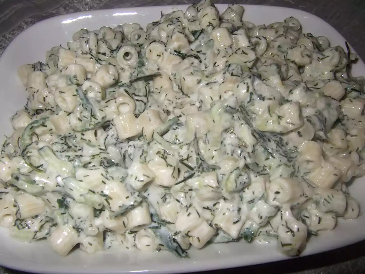 Salatalıklı dereotlu makarna salatası