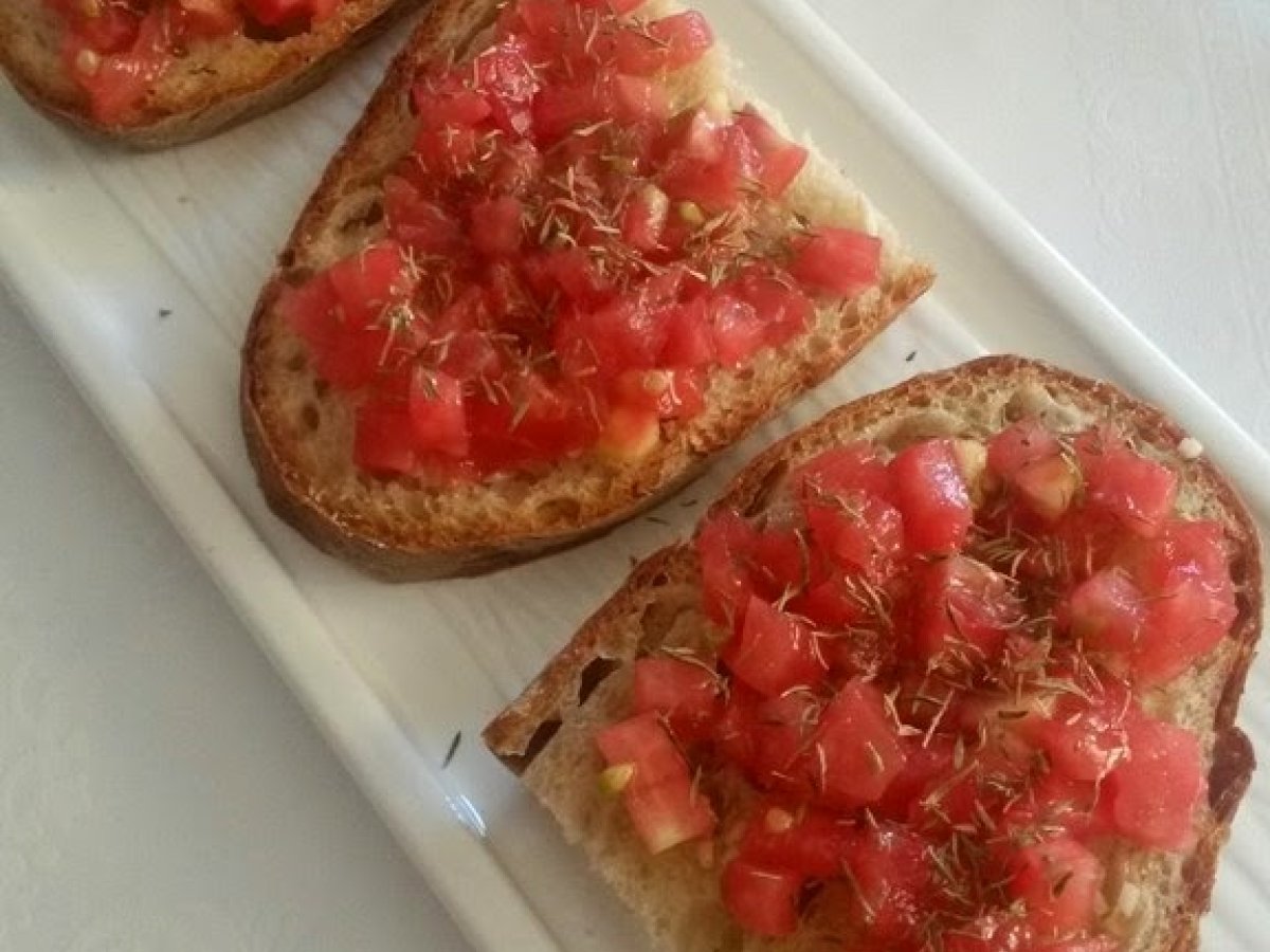 SARIMSAKLI DOMATESLİ EKMEKLER