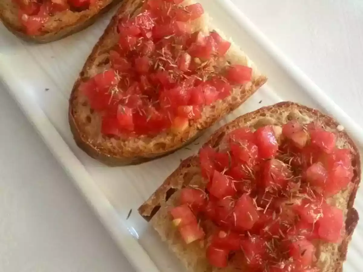 SARIMSAKLI DOMATESLİ EKMEKLER