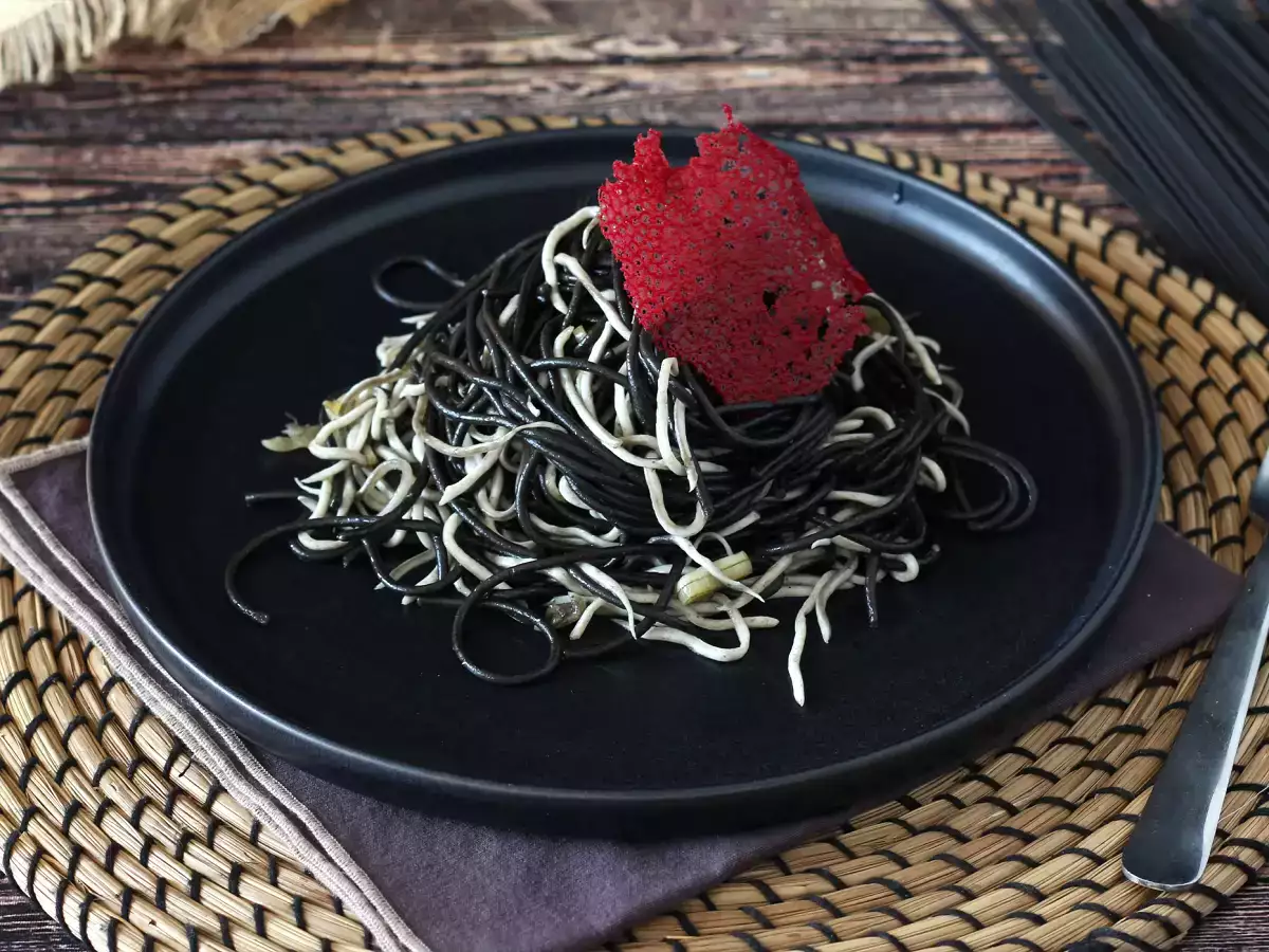 Sarımsaklı ve gulaslı siyah spagetti. Makarna al nero di seppia