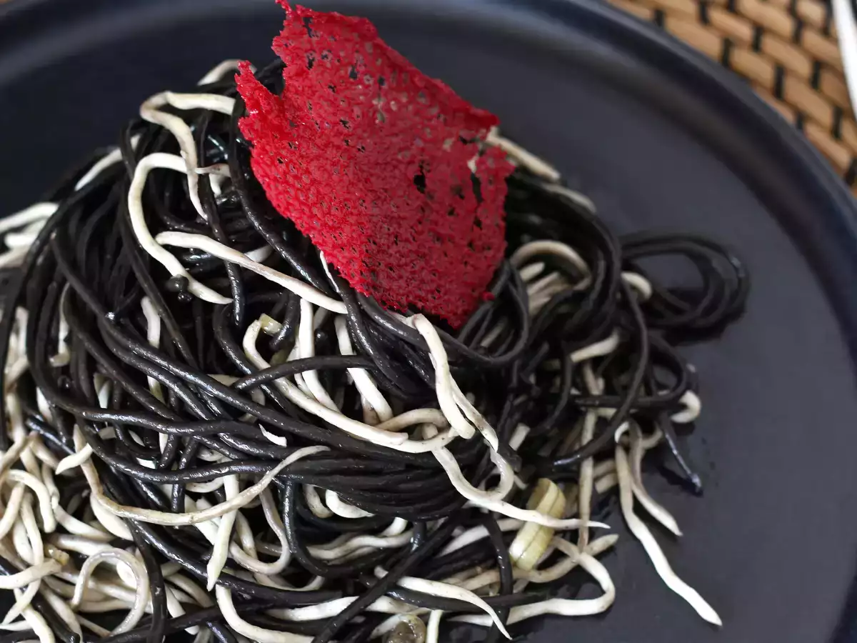 Sarımsaklı ve gulaslı siyah spagetti. Makarna al nero di seppia - fotoğraf 2