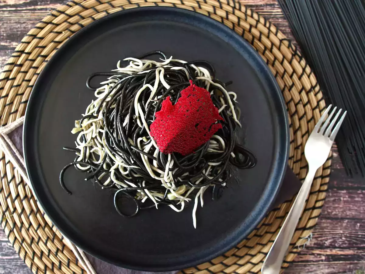 Sarımsaklı ve gulaslı siyah spagetti. Makarna al nero di seppia - fotoğraf 4