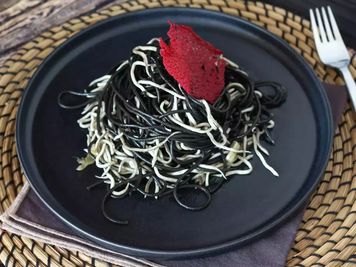 Sarımsaklı ve gulaslı siyah spagetti (pasta al nero di seppia) - fotoğraf 3