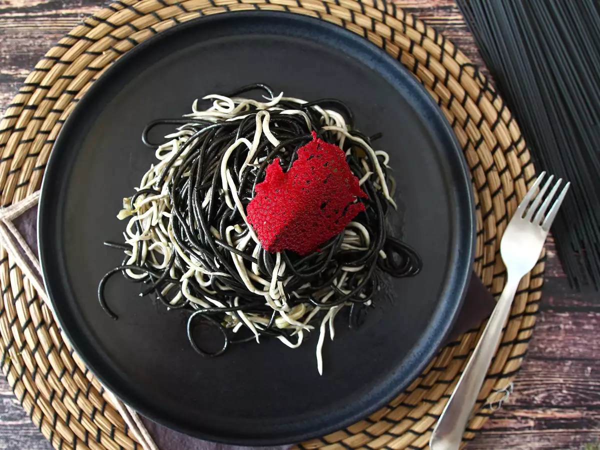 Sarımsaklı ve gulaslı siyah spagetti (pasta al nero di seppia) - fotoğraf 4